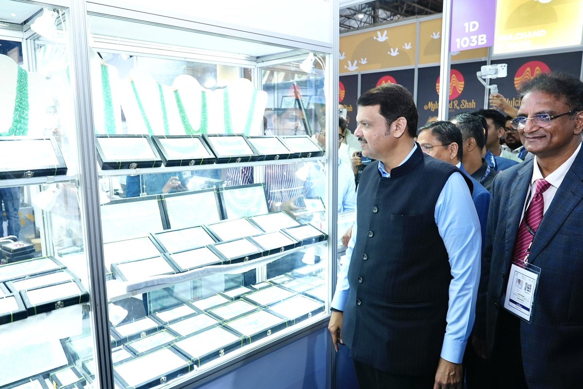 airnewsalerts's tweet photo. #Maharashtra’s Deputy Chief Minister @Dev_Fadnavis inaugurates India International Jewellery Trade Show -#IIJS2024 in Goregaon in Mumbai; Says that the upcoming Gems & Jewellery Park at Navi Mumbai and the Common Facility Centre at SEEPZ Special Economic Zone help India achieve its export target of 75 billion dollars by 2030.
