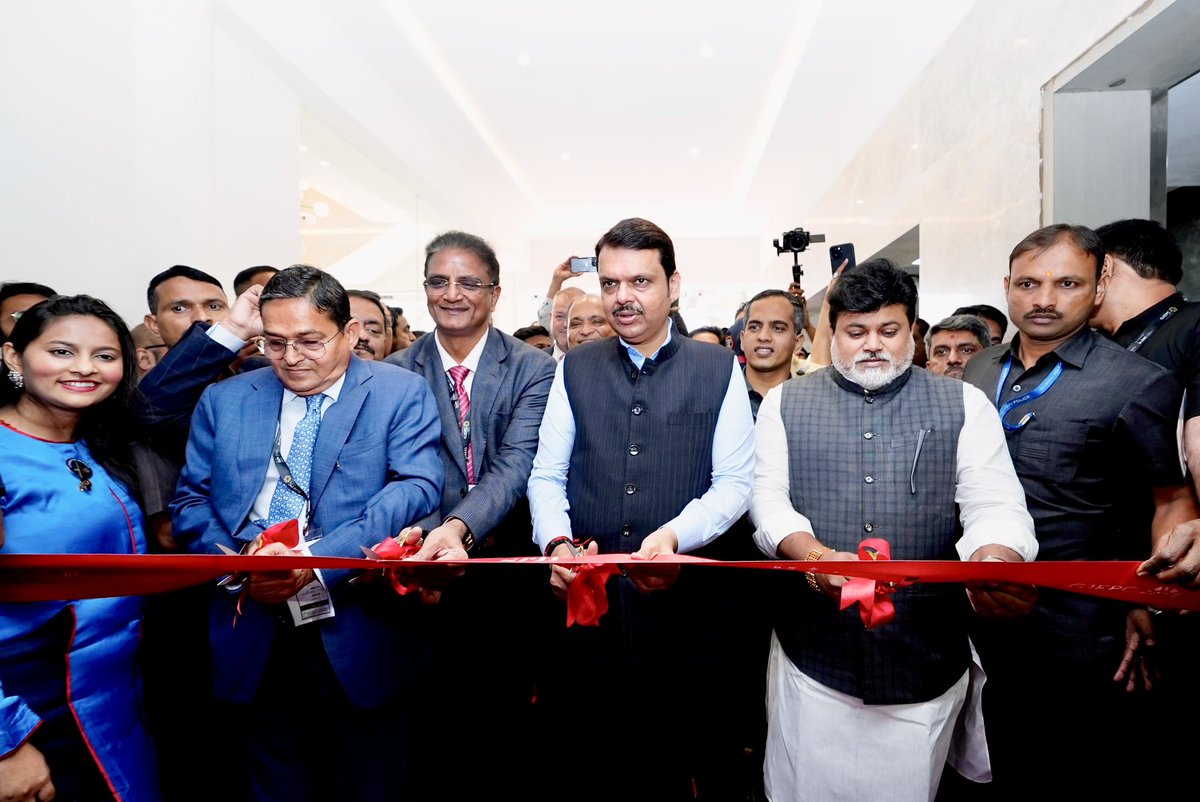 airnewsalerts's tweet photo. #Maharashtra’s Deputy Chief Minister @Dev_Fadnavis inaugurates India International Jewellery Trade Show -#IIJS2024 in Goregaon in Mumbai; Says that the upcoming Gems & Jewellery Park at Navi Mumbai and the Common Facility Centre at SEEPZ Special Economic Zone help India achieve its export target of 75 billion dollars by 2030.