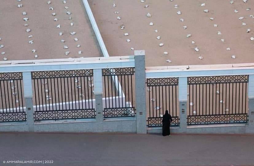 ScreenMix's tweet photo. حب الأم لا مثيل له :

توفي ابنها الوحيد في حادث مروري منذ 5 سنوات .. في المدينة المنورة ودفن في جنة البقيع .. منذ ذلك الحين ، تزور الأم مقبرة ابنها كل يوم جمعة وتقضي ساعات طويلة هناك لتتحدث مع ابنها 💔 https://t.co/0lTf8l4cW3
