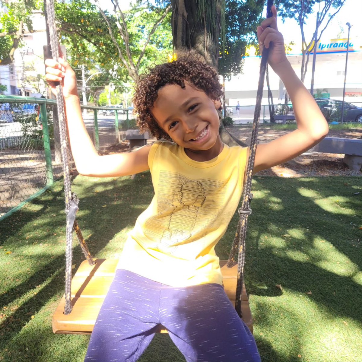 Esse é o meu irmão, ele se chama Edson Davi e tem 6 anos. Ele desapareceu ontem por volta das 16:30, na Praia da Barra da Tijuca no Posto 4, estava vestindo uma camisa de manga longa de praia preta e um short preto. A última vez que foi visto ele está brincando de bola com 2...