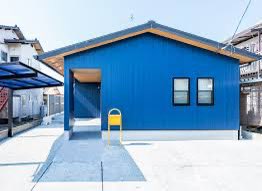 hikaruganji's tweet photo. 1枚目はモロッコの青い住宅街です。指向性レーザー兵器から住宅を守る為には以前にもポストしましたが、壁や屋根などを青色に外壁塗装して下さい。青い家なら指向性レーザー兵器からの攻撃を防ぐ事が出来ます。次に外壁塗装する時には青い家にして下さい。日本全国をモロッコの青い家のようにしたら、DS闇側は凄く嫌がります。牛舎や豚舎や鶏舎も全て青い色に塗ってあげましょう。
