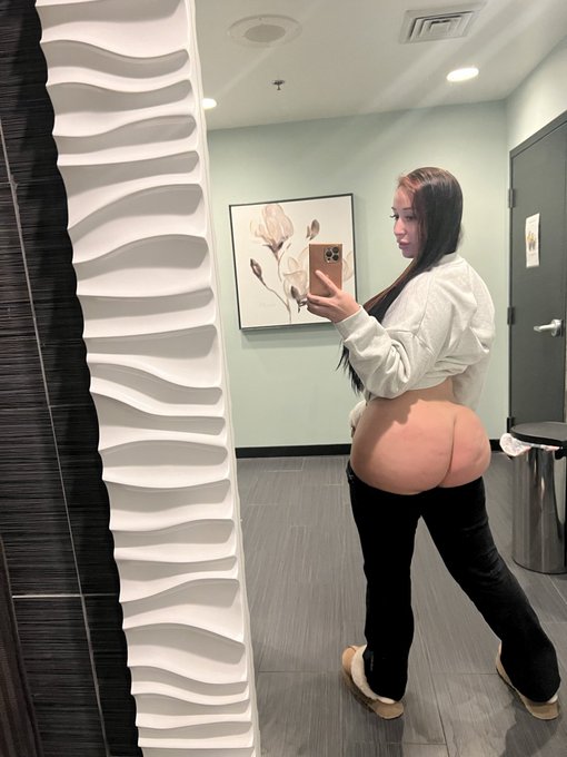 Quickie in the bathroom?🥵🫶🏼 https://t.co/SU8mO9Z8AG