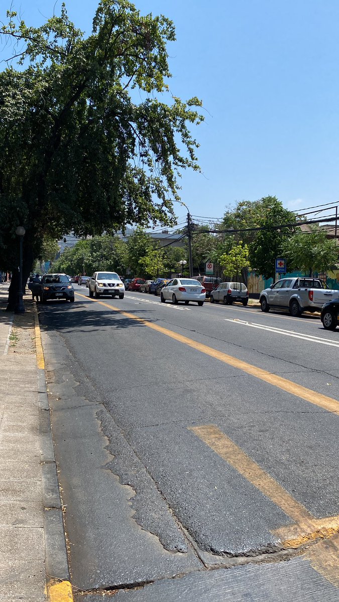 corralero's tweet photo. @Muni_provi hasta cuándo permiten estacionar autos en Salvador frente al hospital??? Los tacos son kilométricos!!!
@evelynmatthei https://t.co/kcvlJdCmeO