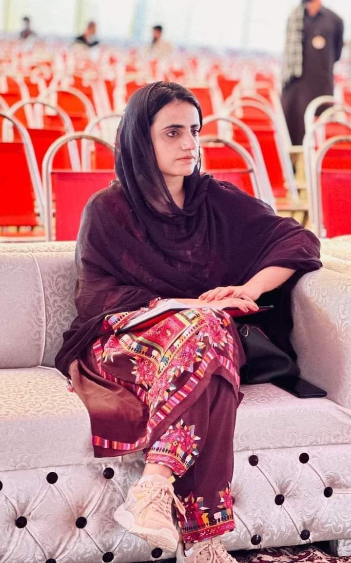 SinDhuish's tweet photo. مسنگ پرسن معاملي تي اسلام آباد نيشنل پريس ڪلب آڏو احتجاج ڪندڙ بلوچ نياڻي ماہ رنگ بلوچ خلاف خيرپور جي وڏا ماڇيون ٿاڻي تي بغاوت جو ڪيس داخل
شرم مگر تم کو آتی نہیں https://t.co/Tat0fHj1wm