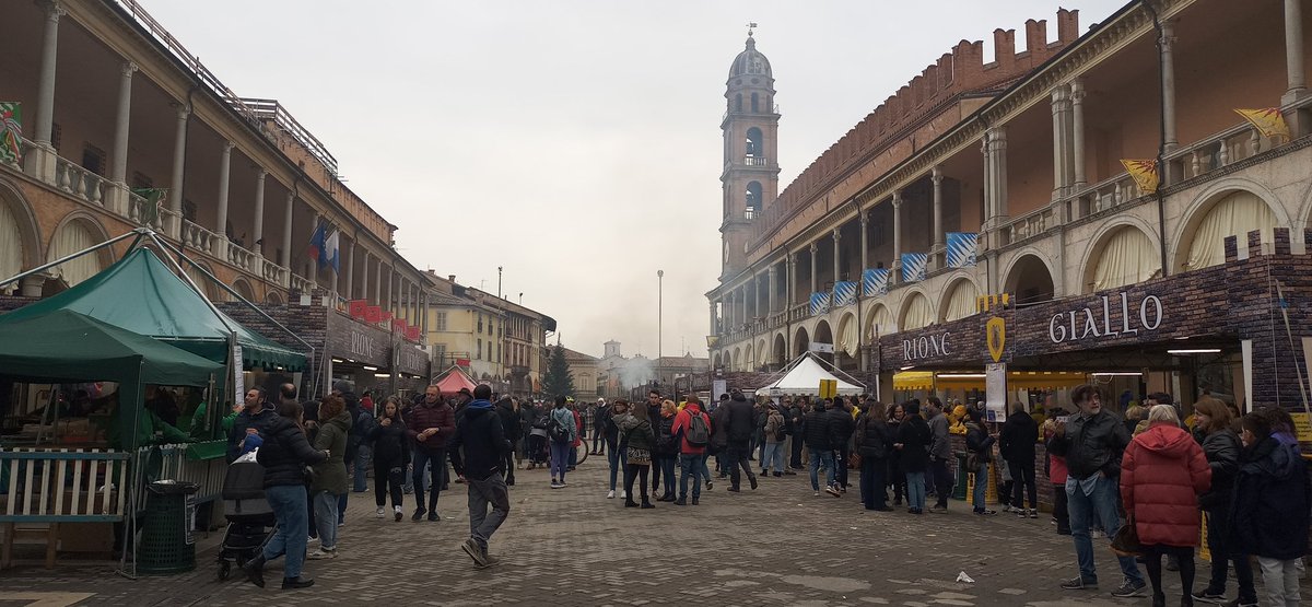 #Faenza E dè premma d'la nòt de bisó... L' ultima volta che ho visto la piazza così piena di gente era Maggio ed avevamo il fango fin sopra ai capelli ❤️ #AlluvioneRomagna