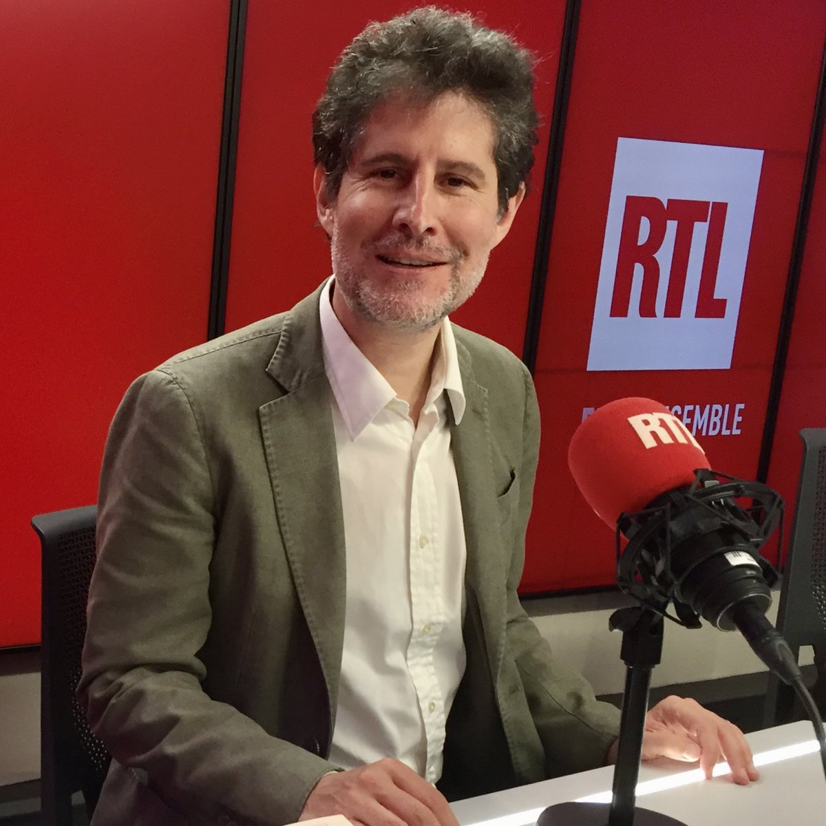 Ce samedi 6/1 dans #leslivresontlaparole, Giuliano Da Empoli @giulianode sera l’invité des #livresontlaparole à l’occasion de la sortie en poche chez @editionsfolio de son best-seller #lemagedukremlin.
Rdv à 7h40 dans @RTLmatinweekend @RTLFrance.