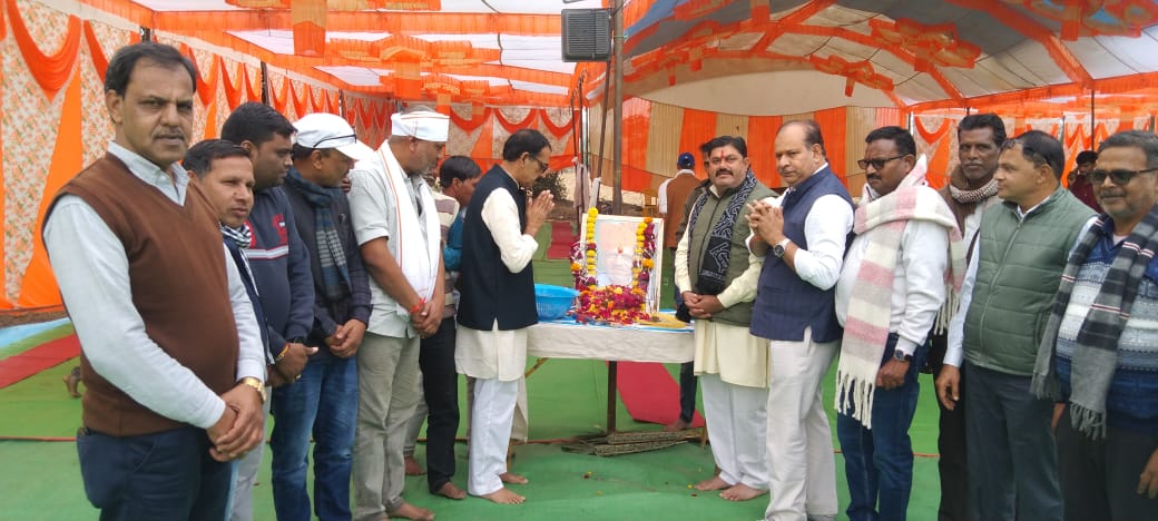 vidisha_mp's tweet photo. चाठौली ग्राम मै श्री संदीप सिंह डोगर चाचा जी ने उनके मामाजी स्वर्गीय गणपत सिंह जी लोधी की गंगा पूजन में सम्मिलित होकर श्रद्धासुमन अर्पित किए जाते  @geeta__rajpoot @prahladspatel @patel_pushplata @Niranjan_Lodhi @phalitspatel @Shyambir_IAS @LodhiOjasvani @lodhiRevanshi @TheNagendr https://t.co/NQJlLgz2b1