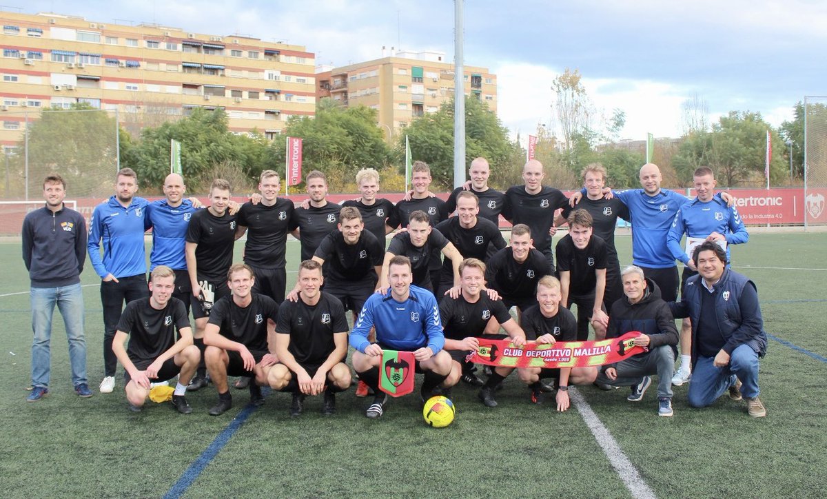 ¡Un placer recibir en el #CDMalilla a los amigos del <a href="/SCTwijzel/">SC Twijzel</a> de Holanda!

Bedankt voor uw bezoek 🇳🇱🇪🇸 

#𝑺𝒐𝒎𝑪𝑫𝑴𝒂𝒍𝒊𝒍𝒍𝒂 ❤️💚