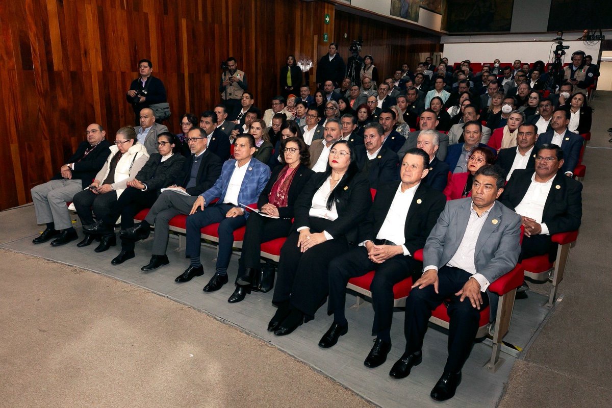 snteseccion57's tweet photo. #80AniversarioSNTE
#VamosPorElDespegueSalarial

El líder nacional del #SNTE 📚 Mtro. Alfonso Cepeda Salas entregó a la titular de la @SEP_mx @Letamaya el #PND2024 y confió que la respuesta sea acorde al compromiso de los docentes con la educación pública

https://t.co/3277cmaqqt https://t.co/SnQB0vi9sr