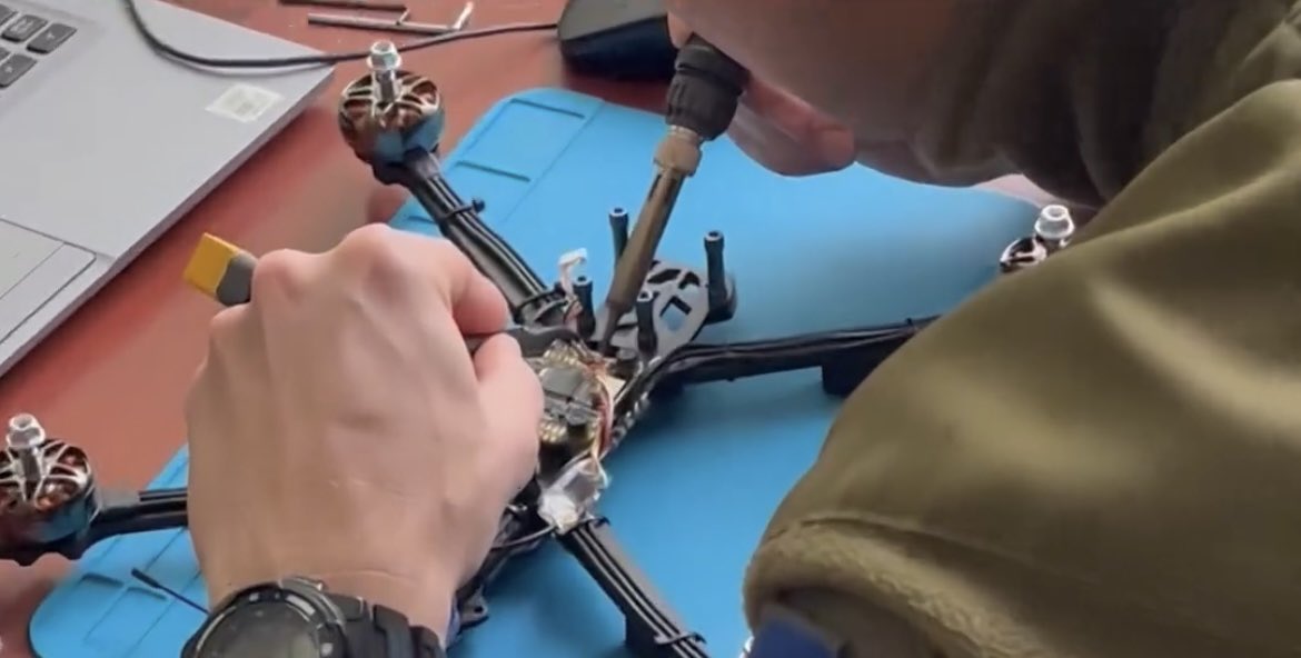 Мій друг облаштував майстерню по виготовленню FPV дронів. Ціна за готовий 17тис, він з колегами виготовляють за 11тис! 
Виготовленні дрони роблять самі, за свої кошти і відправляють побратимам у 35 бригаду❤️
Репост та донат дуже вітається👌
У коментарях банка👇допоможемо?