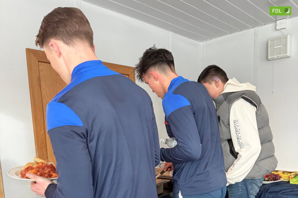 💙 We had the pleasure of welcoming Kieren Ross to Stark’s Park to meet the players and watch training.

The players surprised Kieren with a signed shirt, Dylan Easton’s boots, and Kevin Dabrowski’s gloves.

Tomorrow, Kieren will join the players on the team bus to Airdrie.