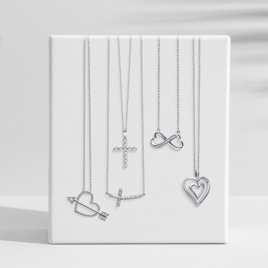 Ashi_Diamonds's tweet image. Exude timeless charm with silver and sparkle. Shine bright wherever you are! 💎✨ 
#TimelessElegance #DiamondEssentials  #RadiantCharm  #DiamondMagic #EverydayElegance #ASHI