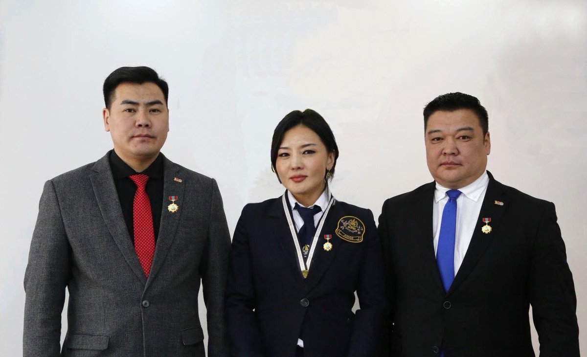 2024 оны өмнө МУ Ерөнхийлөгчийн зарлигаар Болдын Дэмбэрэл 
Эрүүлийг хамгаалах гавьяат 
Батбуянгийн Сугарсүрэн
Гавьяат тамирчин 
Отгоны Гэрэлт Од 
Хөдөө аж ахуйн гавьяат болсон гэх юм. Үнэн үү<a href="/bold_demberel/">Болдын Дэмбэрэл</a> <a href="/OtgonGerelOd/">МЗХ-ы Ерөнхийлөгч Отгоны Гэрэлт-Од</a>