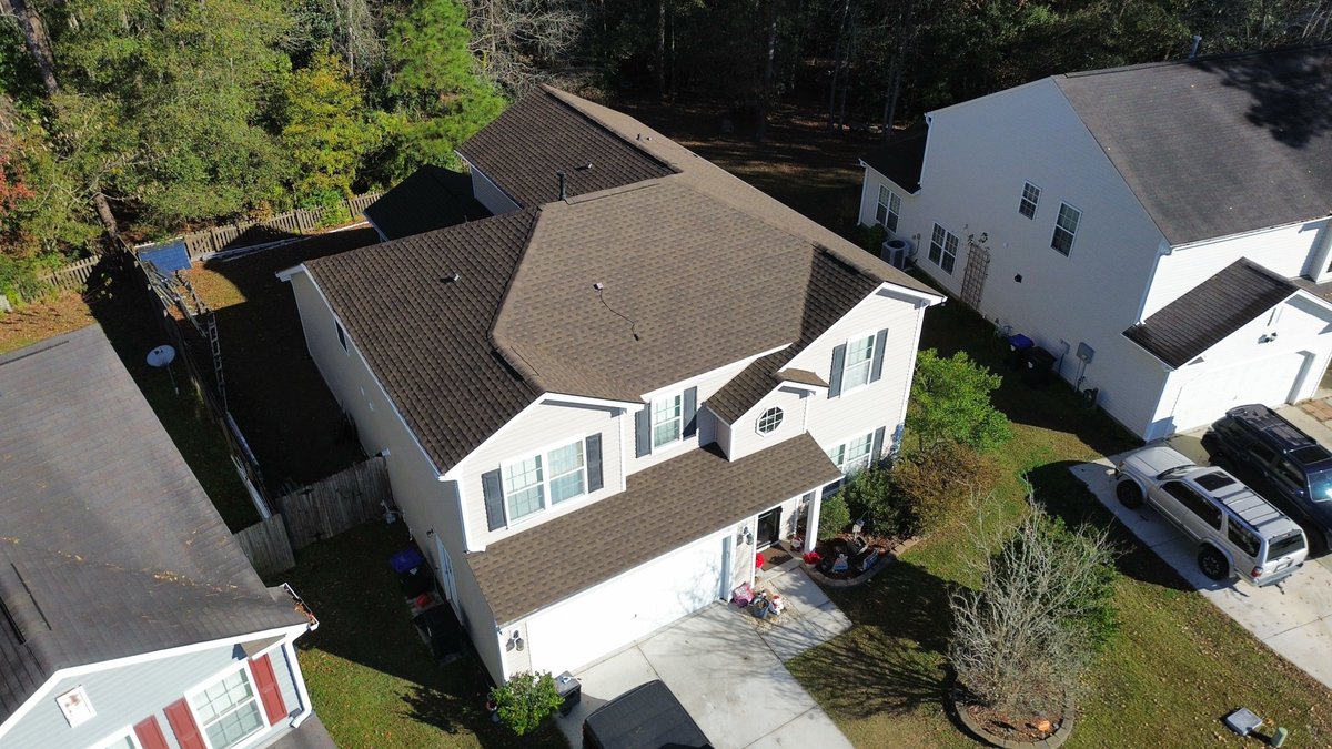 roofingusallc's tweet photo. Transforming charm under the Southern sun! 🌞 Our latest project in Summerville, SC showcases a stunning roof replacement featuring Timberline HDZ shingles in the color Barkwood. Elevate your home's aesthetic with durability and style. https://t.co/p7EVpI4ljy