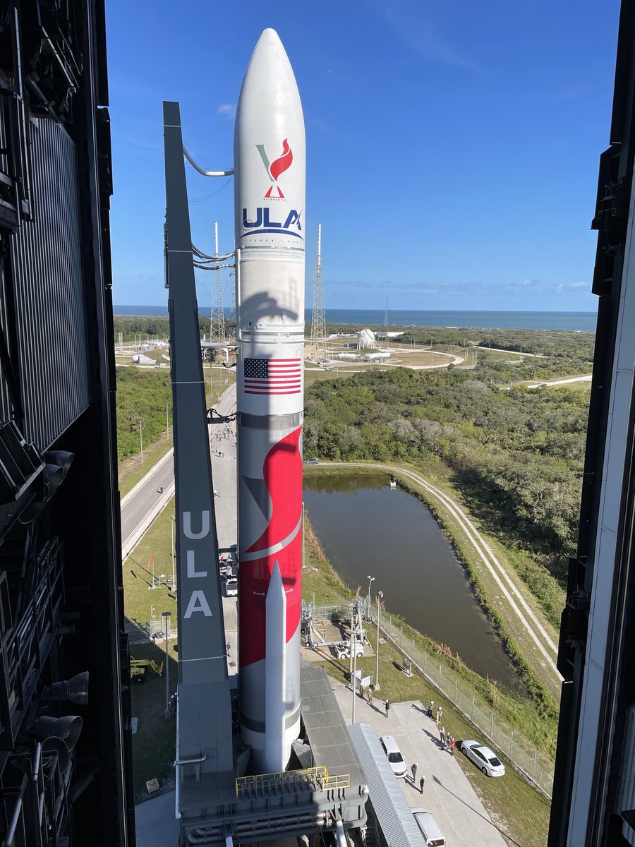 ThePrimalDino's tweet photo. Now THAT’S a rocket right there! Look how beautiful Vulcan is! 🖖 https://t.co/ZYOmuaEVSG