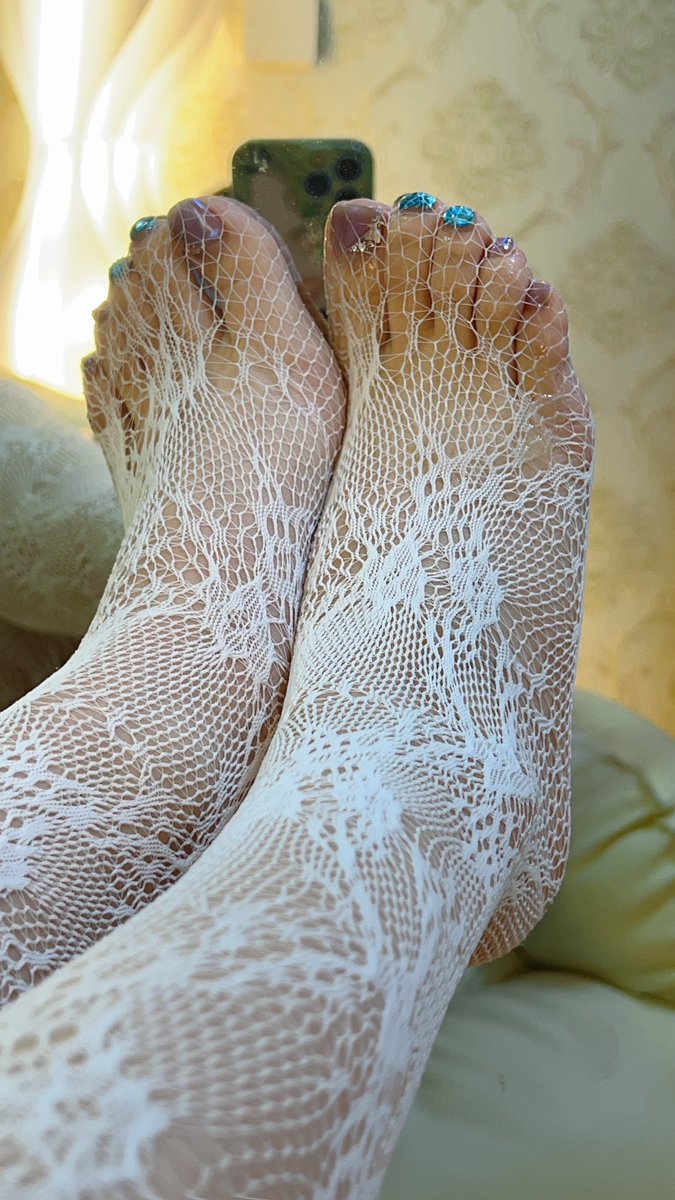 ArmandFann30106's tweet photo. 半夜被白色蕾丝勾硬的狗Jb，在妈妈的压迫下将白色黏腻腥臭的液体释放蕾丝内部，极力压制的想要尖叫的声音，害怕躺在一旁的老婆发现？#ATM打钱奴 #ATM奴 #人肉提款机 #白色蕾丝袜 #绿帽夫妻 #绿帽奴 #绿帽ntr https://t.co/ffjGZClOMS