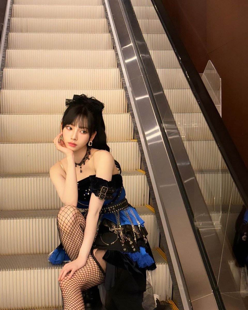NYUJIMIN's tweet photo. Like an angel with a captivating gaze, adorned in a ponytail and ribbon, i graced the stage in a mesmerizing blend of blue and black. With each glance, the attraction increased. The ponytail swayed with every movement and the blue and black dress painted a canvas of charm. https://t.co/Y0cLMdehBr