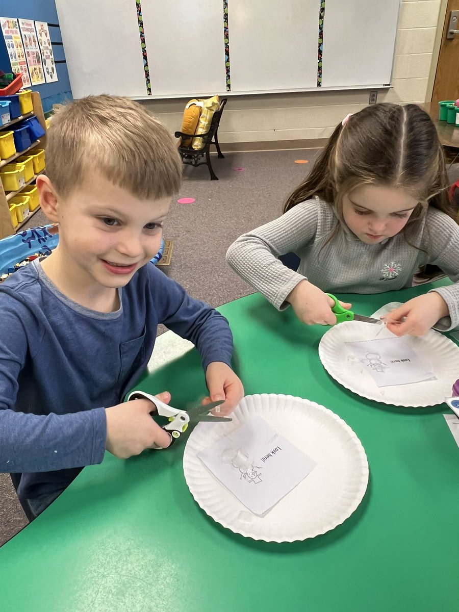 LiveLaughTeachK's tweet photo. #usd379 #lincoln379 Why is snow white? We know the why behind this question and had fun discovering the answer! Ask us! https://t.co/aJwLmFF1CJ