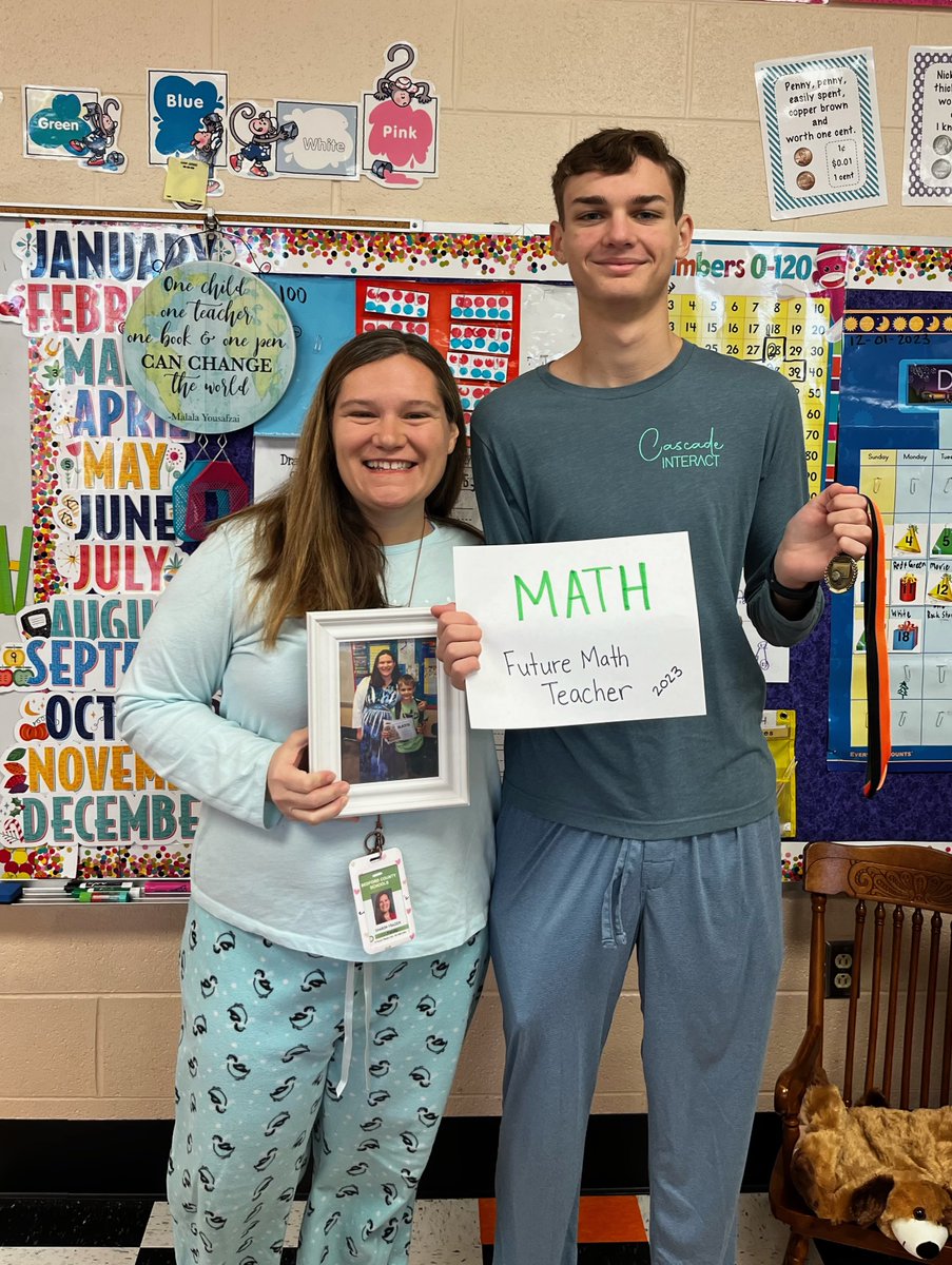 BedCoSchools's tweet photo. Mrs. Frazier of #CascadeElementary recently received one of her favorite #Christmas gifts from Nick Harris, a #CascadeHigh senior who volunteers in her classroom. The gift was a framed picture of Nick & Mrs. Frazier from when he was a first-grade student in her class. https://t.co/1gNyQTUD6O