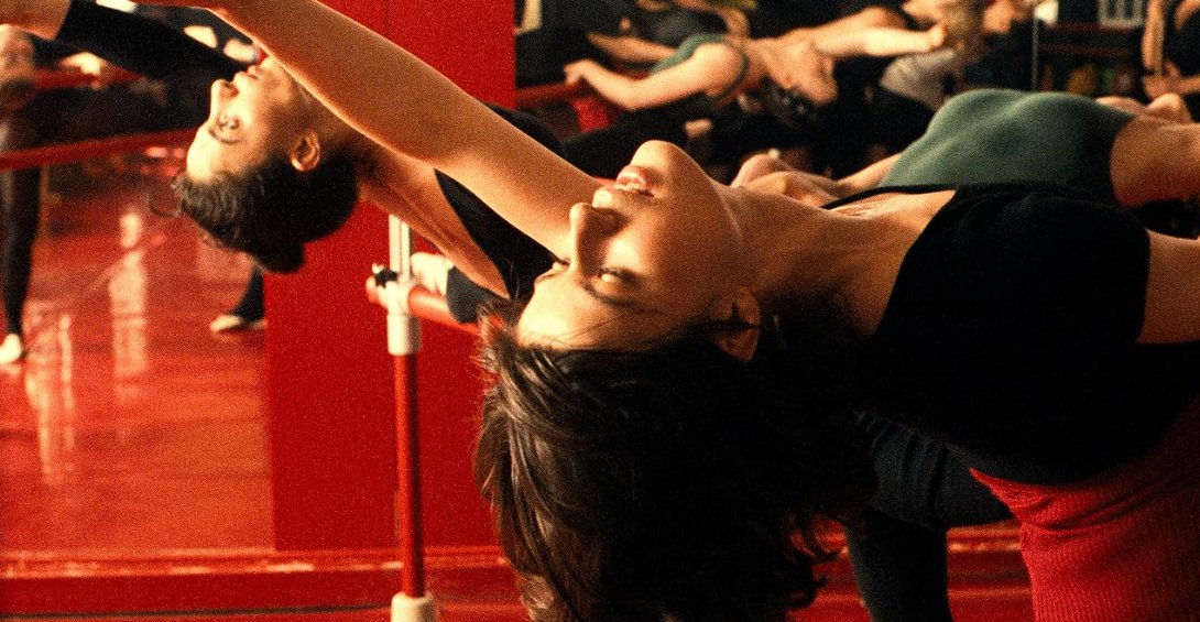 FilmsQuirky's tweet photo. Jan 6:  Colour Red in Movies ❤️
#HappyJanuaryMovieChallenge #FilmX 📽️🎬
@JanuaryMovie
#ThreeColoursRed (1994)
A model discovers a retired judge is keen on invading people's privacy.   #IrèneJacob
[2/2] https://t.co/SMIhxd15kR