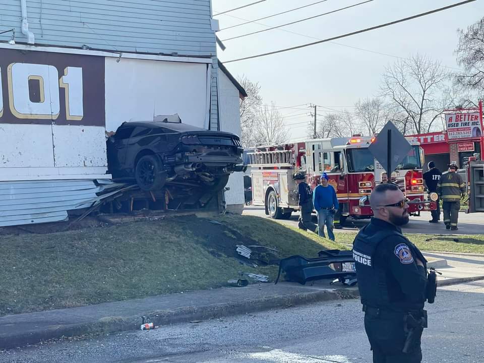 IndyShitDrivers's tweet photo. Ford Mustang on Shelby St sent it a little to hard 🤡 #Indianapolis https://t.co/kHbqWfUBWe