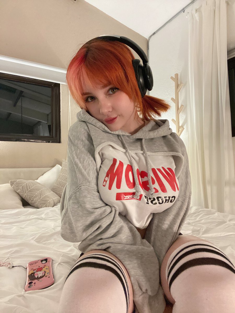 mimo_ningyo's tweet photo. What song you think I’m listening?🙈 https://t.co/Chv5eiWzWC
