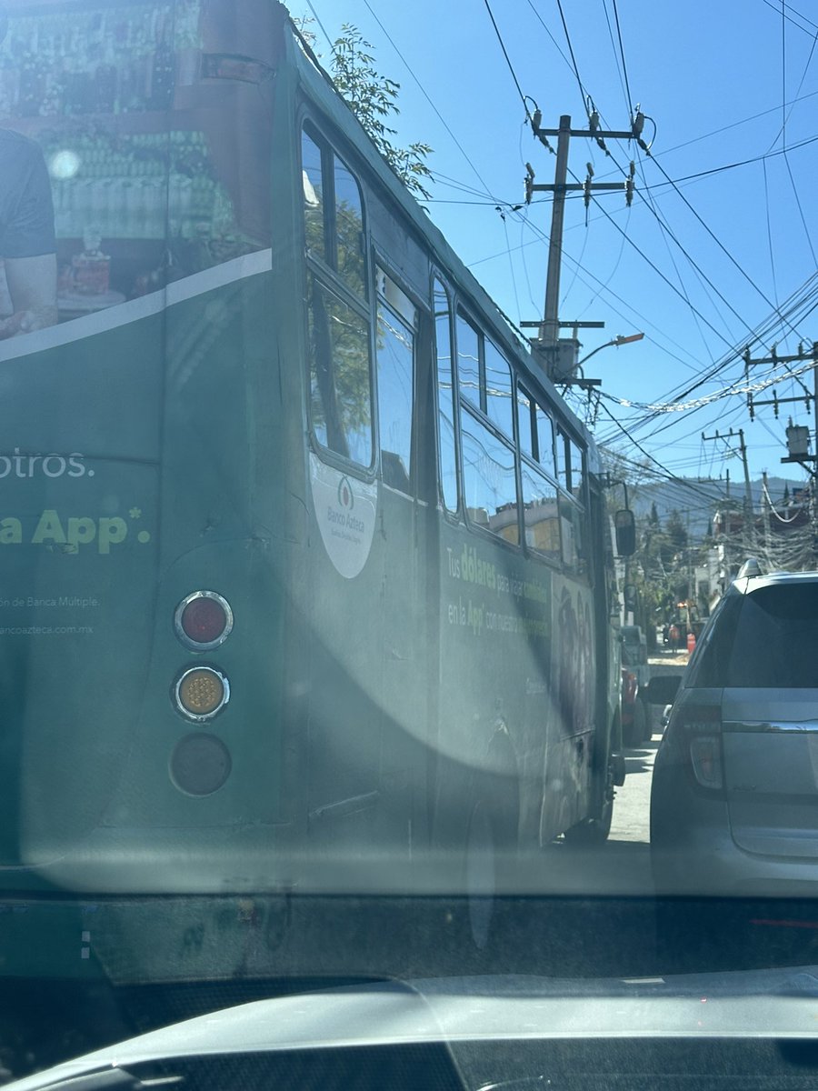 Deben de quitar este camión estacionado <a href="/ALaMagdalenaC/">Alcaldía La Magdalena Contreras</a> en la calle de Lerdo, ya que limita más el paso de la obra