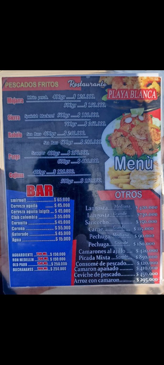 ColomboSweden's tweet photo. Precios del menú en playa blanca, Cartagena:
- Cerveza 45.000
- Arroz con camarón 295.000
- Pargo 480.000 
- Un plato de sancocho 150.000
- Ceviche 450.000

Cartagena se quedará sin turistas por la mala fama q ellos mismos se están creando

Sale más económico comer en Europa q allí
