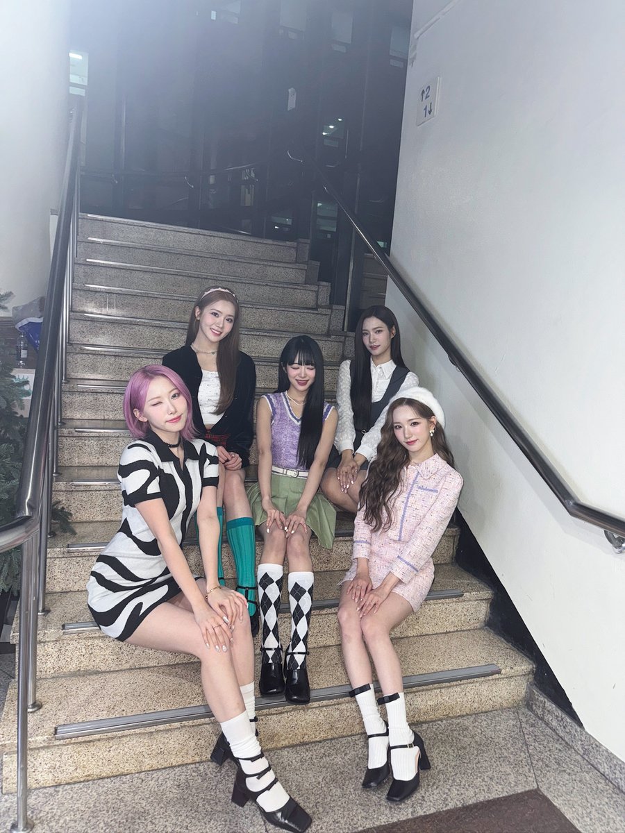 예쁜 사람 옆에 예쁜 사람 옆에 예쁜 사람🥰

#지니어스 #Geenius #예영 #Yeyoung #시온 #Sion #미카 #Mika #조에 #Zoe #안다미로 #Andamiro #Voyage