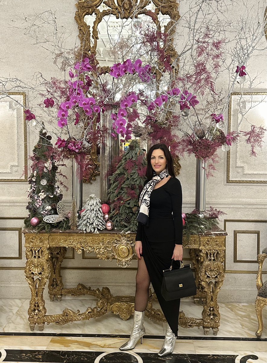 Love, joy, relax, celebration, beauty, elegance, allure… Everything 😍🎄🎁🍾🥂💐💎⚜️🤩🌟💫💖❤️

#iredreamer #wearethedreamers #mirabellerestaurant #technodj #vocalist #roma #luxury #influencer #model #italiangirl #Travel #viaggiare #fashion #brandbassador #madeinitaly #Italia