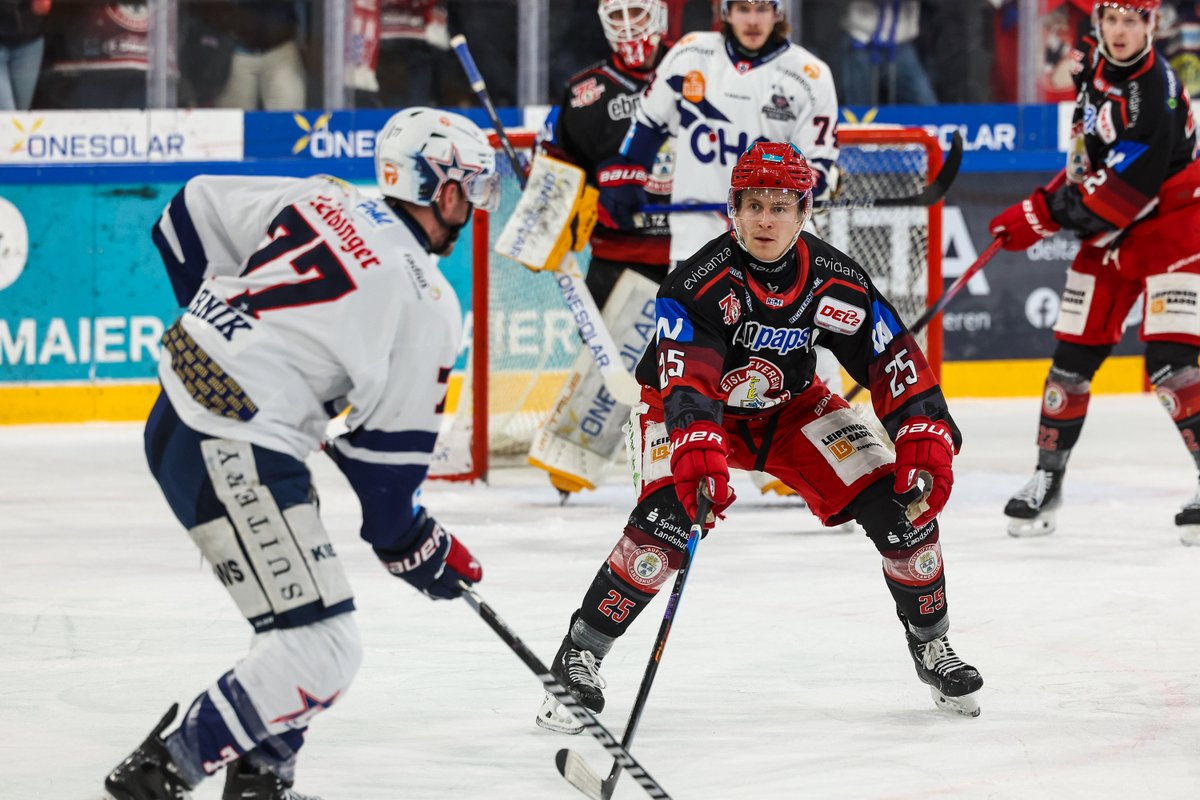 DEL2_News's tweet photo. Auswärtssieg für Ravensburg: Die @towerstars_rv gewinnen mit 5:4 gegen den @EVLandshut .
Foto: Christian Fölsner #del2 #HerzblutEishockey #evlrvt https://t.co/nkPxb63JJb