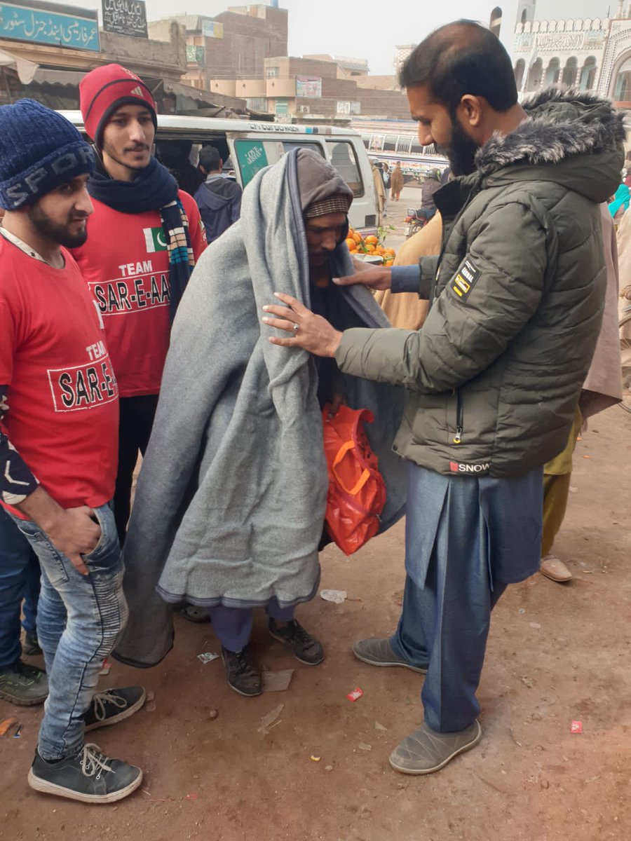 AdanCh19's tweet photo. ٹیم سرِعام ننکانہ صاحب نے پینی اپیل کے تعاون سے ملنے والے کمبل مستحق افراد میں تقسیم کیئے پروردگار ٹیم سرِعام کی اس کاوش کو قبول فرمائے آمین 
#BlanketDrive https://t.co/KtxfGiZ0WD