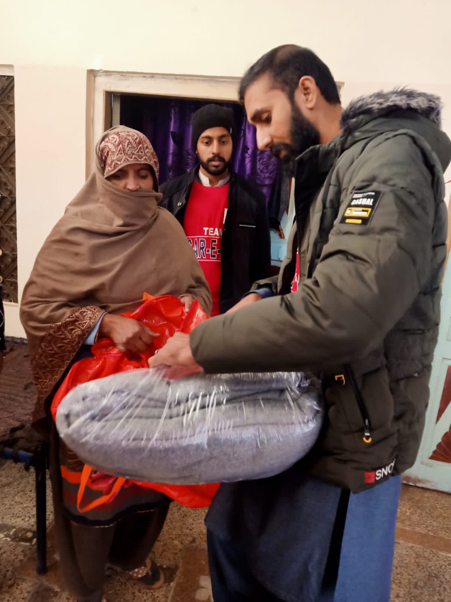 AdanCh19's tweet photo. ٹیم سرِعام ننکانہ صاحب نے پینی اپیل کے تعاون سے ملنے والے کمبل مستحق افراد میں تقسیم کیئے پروردگار ٹیم سرِعام کی اس کاوش کو قبول فرمائے آمین 
#BlanketDrive https://t.co/KtxfGiZ0WD
