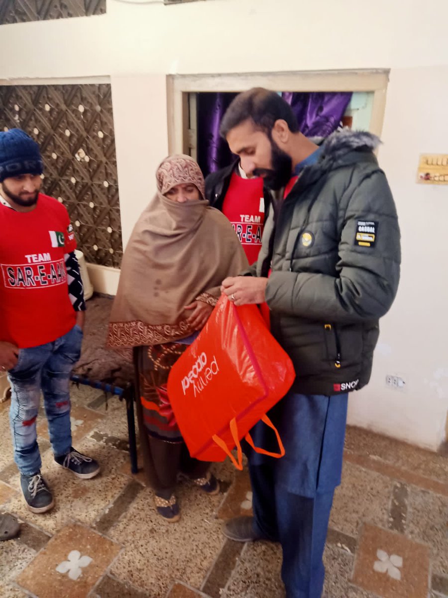 AdanCh19's tweet photo. ٹیم سرِعام ننکانہ صاحب نے پینی اپیل کے تعاون سے ملنے والے کمبل مستحق افراد میں تقسیم کیئے پروردگار ٹیم سرِعام کی اس کاوش کو قبول فرمائے آمین 
#BlanketDrive https://t.co/KtxfGiZ0WD