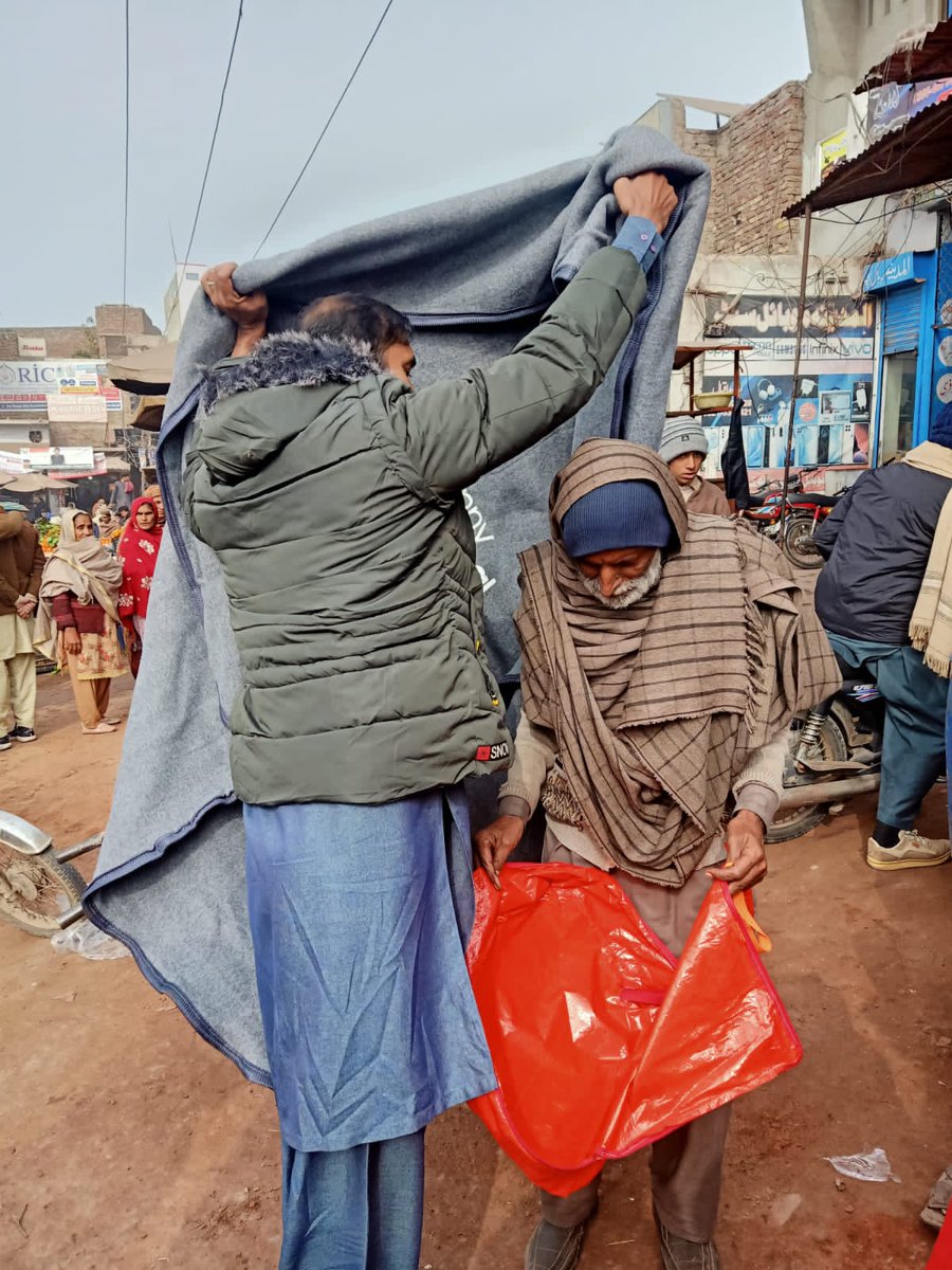 AdanCh19's tweet photo. ٹیم سرِعام ننکانہ صاحب نے پینی اپیل کے تعاون سے ملنے والے کمبل مستحق افراد میں تقسیم کیئے پروردگار ٹیم سرِعام کی اس کاوش کو قبول فرمائے آمین 
#BlanketDrive https://t.co/KtxfGiZ0WD