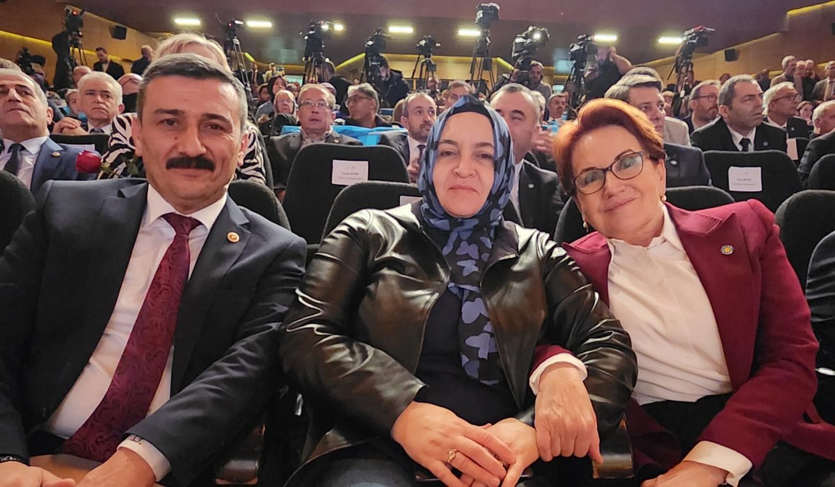 Genel Başkanımızın elimizi kaldırmasıyla, Bursa Büyükşehir Adayı olarak, “vira bismillah” dedik ve kentimizin yeniden inşası için kollarımızı sıvadık. 
Nasıl bir şehir hayal ettiğimizi de tüm açıklığıyla anlattık:

KİRLENEN BURSA’YI 
TEMİZLEMEYE GELİYORUZ
Kara olana ak mı