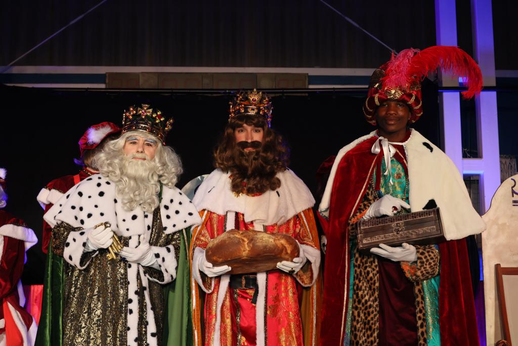 ajcabrils's tweet photo. 👑👑👑 Melcior, Gaspar i Baltasar han portat la pluja a #Cabrils i ara, després de rebre les claus i llegir les moltes cartes que han rebut dels nens i nenes, comencen a repartir els regals. 🎁

Bona nit de reis, a dormir aviat! https://t.co/nxreK4lm1Y