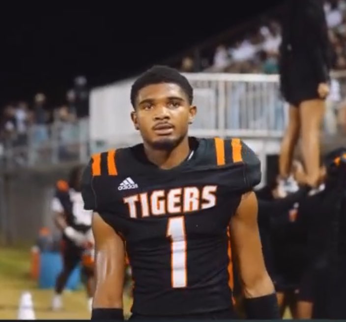 🐅Uncommitted Tigers🐅 Opelousas High Senior DB Collin Fontenot 5’10” 190 lbs 3.0 gpa All-Parish All-Metro All-District All-State ❗️Top safety in LA ✅ Plays in coverage and box ✅ Played at CB in coverage ✅ Hard hitter ✅Fluent hips hudl.com/video/2/82788/…
