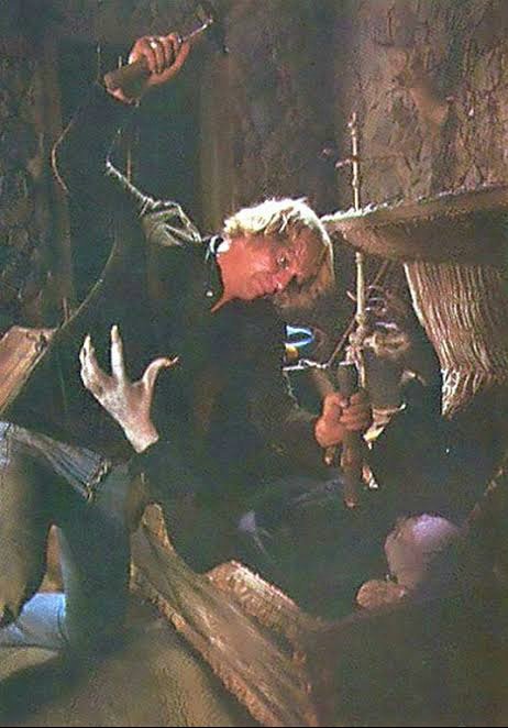 rcoriamonter's tweet photo. #DavidSoul acudió a la cita inevitable. Lo recordaré naturalmente como el Detective Kenneth Hutchinson. Pero sobre todo como el escritor convertido en cazador de vampiros #BenMears en la miniserie #SalemsLot. Le agradezco todas las emociones infantiles y le deseo el mejor viaje. https://t.co/hiBVXcB7Xu