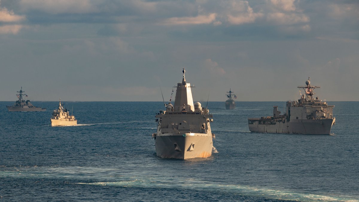 USNavy's tweet photo. The big boys are coming on this #FowardFriday ๐ช
Ships from the Gerald R. Ford Carrier Strike Group (GRFCSG) and the Bataan Amphibious Ready Group (ARG), and Hellenic Navy frigate HS Navarinon (F 461) sail in formation in the Mediterranean Sea.
๐ธ: MC2 Nolan Pennington https://t.co/v4x59gF0d6
