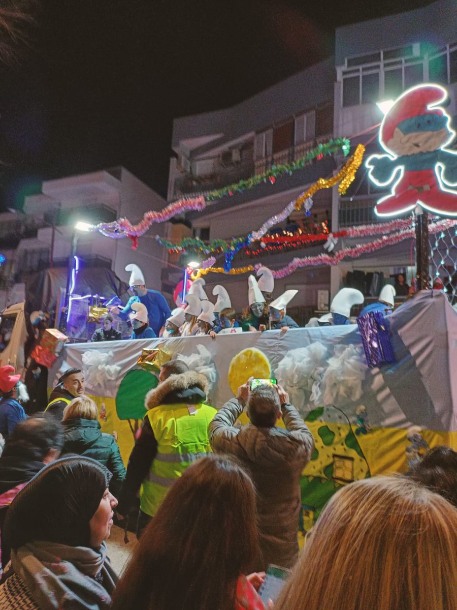 Lo pasamos en grande. kilos y kilos de caramelos y balones repartidos por las calles de <a href="/AytoParla/">Ayuntamiento de Parla</a> #Becerra #EstoTambienEsAtleti