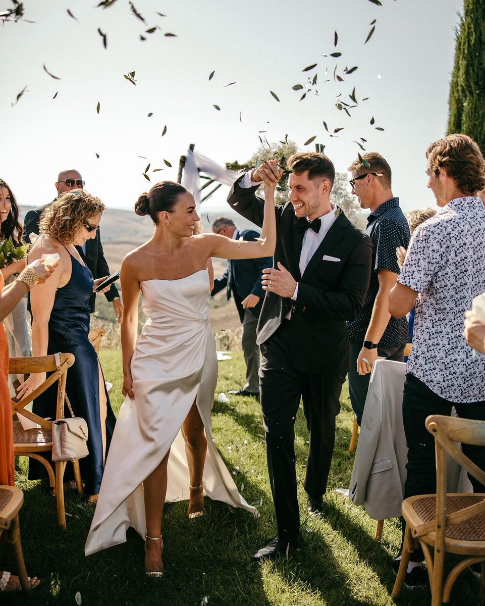 inesdisanto's tweet photo. Under the Tuscan sunโฆ.Eve & Devonโs unforgettable understated Italian wedding.
Real bride Eve wears ANAISA by Ines Di Santo.
Photos by: @chrisandruth
#InesDiSanto #realbride https://t.co/6jSzCiEMOH