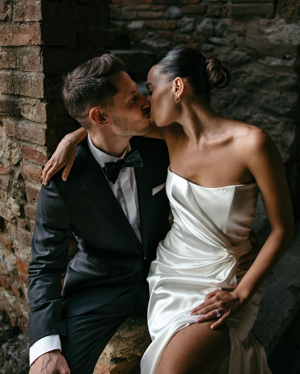 inesdisanto's tweet photo. Under the Tuscan sunโฆ.Eve & Devonโs unforgettable understated Italian wedding.
Real bride Eve wears ANAISA by Ines Di Santo.
Photos by: @chrisandruth
#InesDiSanto #realbride https://t.co/6jSzCiEMOH