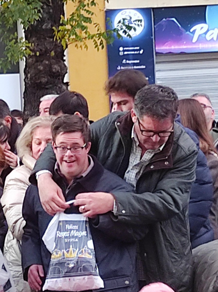 #CabalgataSev24 Está foto demuestra lo mágica que puede llegar a ser la noche de reyes. La cara de felicidad de ese niño no tiene precio. Por favor, hacernos RT a ver si le llega esta foto a ese padre, creemos que es una foto preciosa. Hoy no solo es el día de los niños ...