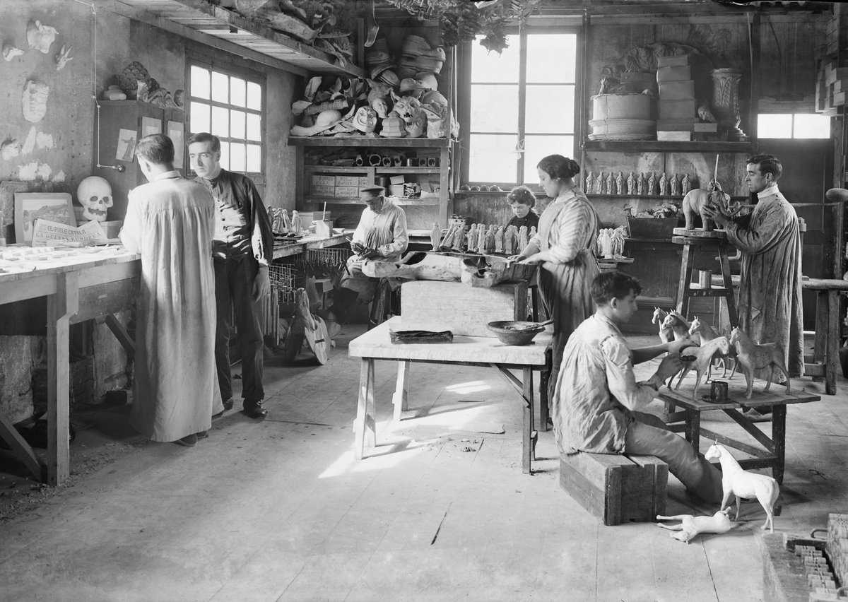 BoigBCN's tweet photo. Fàbrica de joguines. Barcelona 1914.

(Això és una fotassa de Brangulí, està a l'Arxiu Nacional, us la deixo en HD en una nit com aquesta. Feu zoom, creieu-me, mil detalls, el del diari, la guerra i la calavera és top). https://t.co/PZflnbKpCU