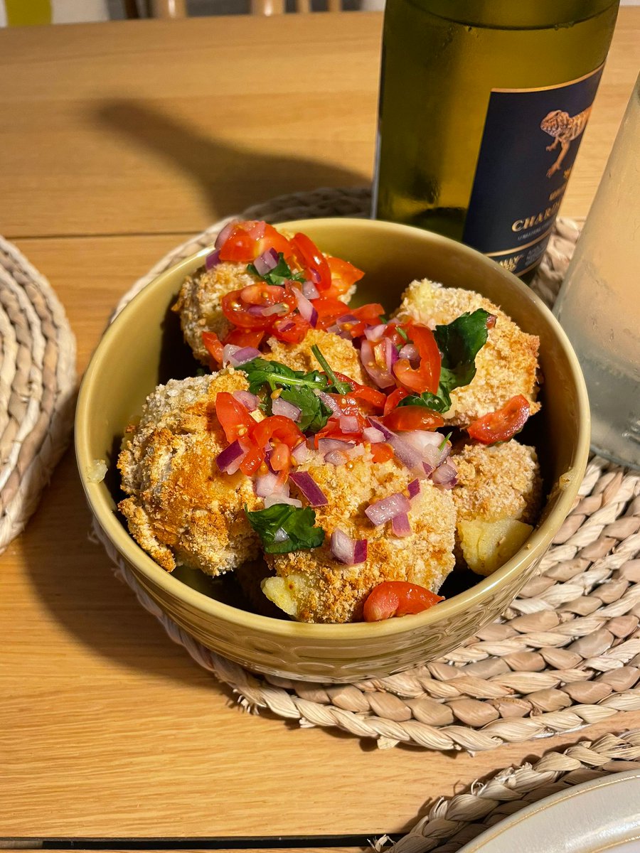 ChefGordonis's tweet image. Confit garlic, anchovies &amp;amp; garlic butter w/ bread. Cod topped with pickled grape in an Ajo Blanco gazpacho. Potato &amp;amp; cheddar croquettes w/ Pico de Gallo!