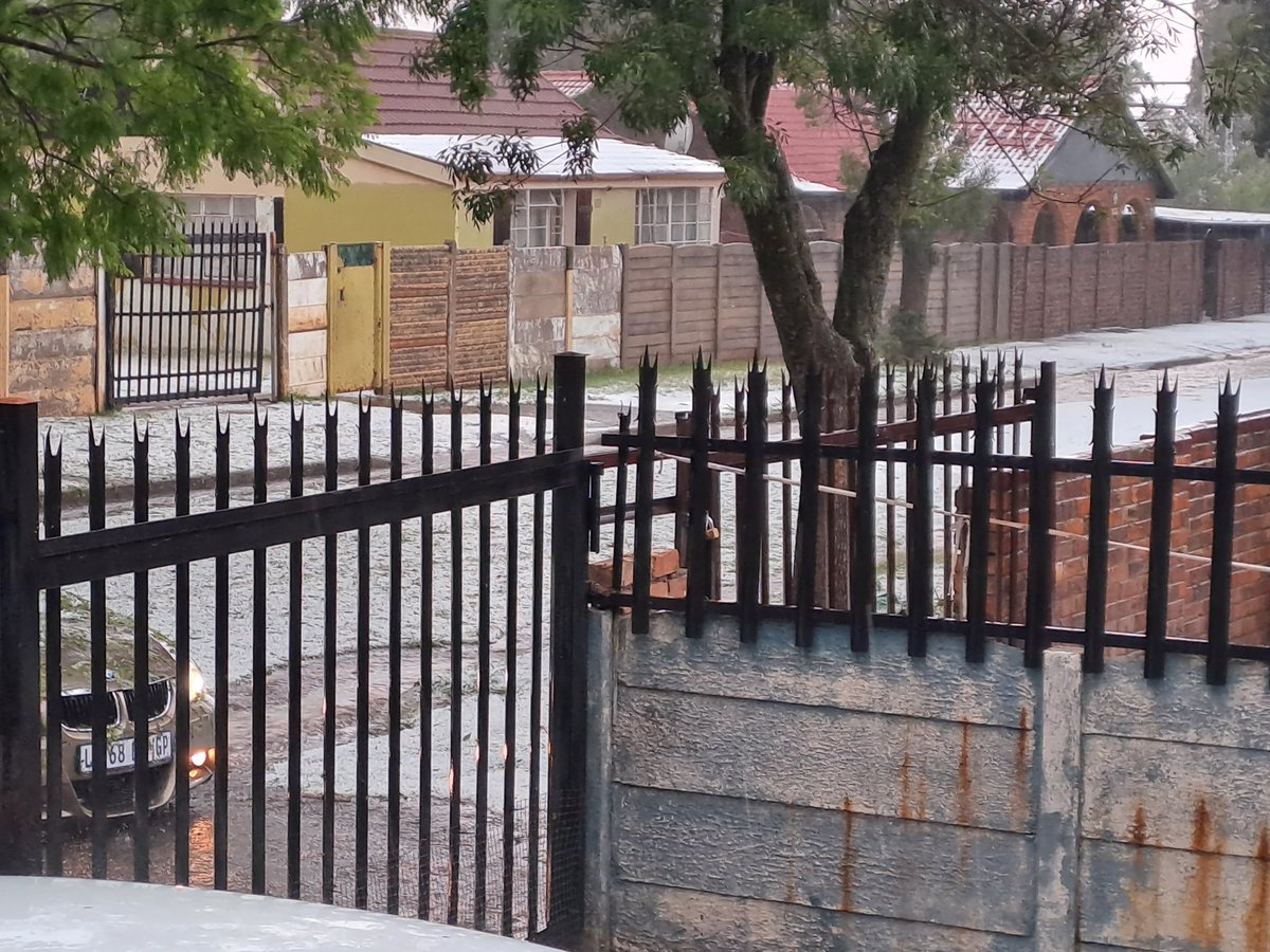 Zane407's tweet photo. Germiston 2024/01/05 Hailstorm ⛈️ https://t.co/obVftQ36P3