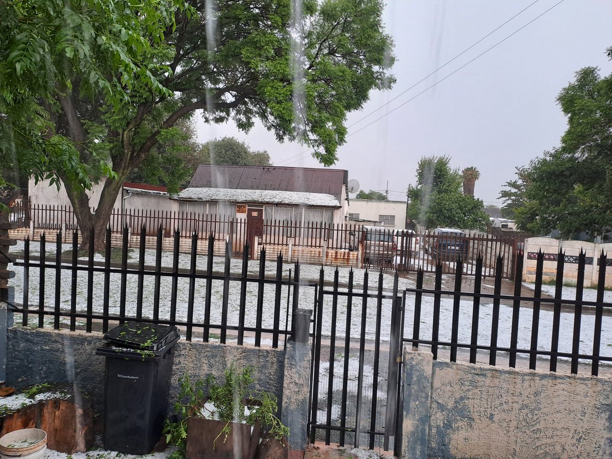 Zane407's tweet photo. Germiston 2024/01/05 Hailstorm ⛈️ https://t.co/obVftQ36P3