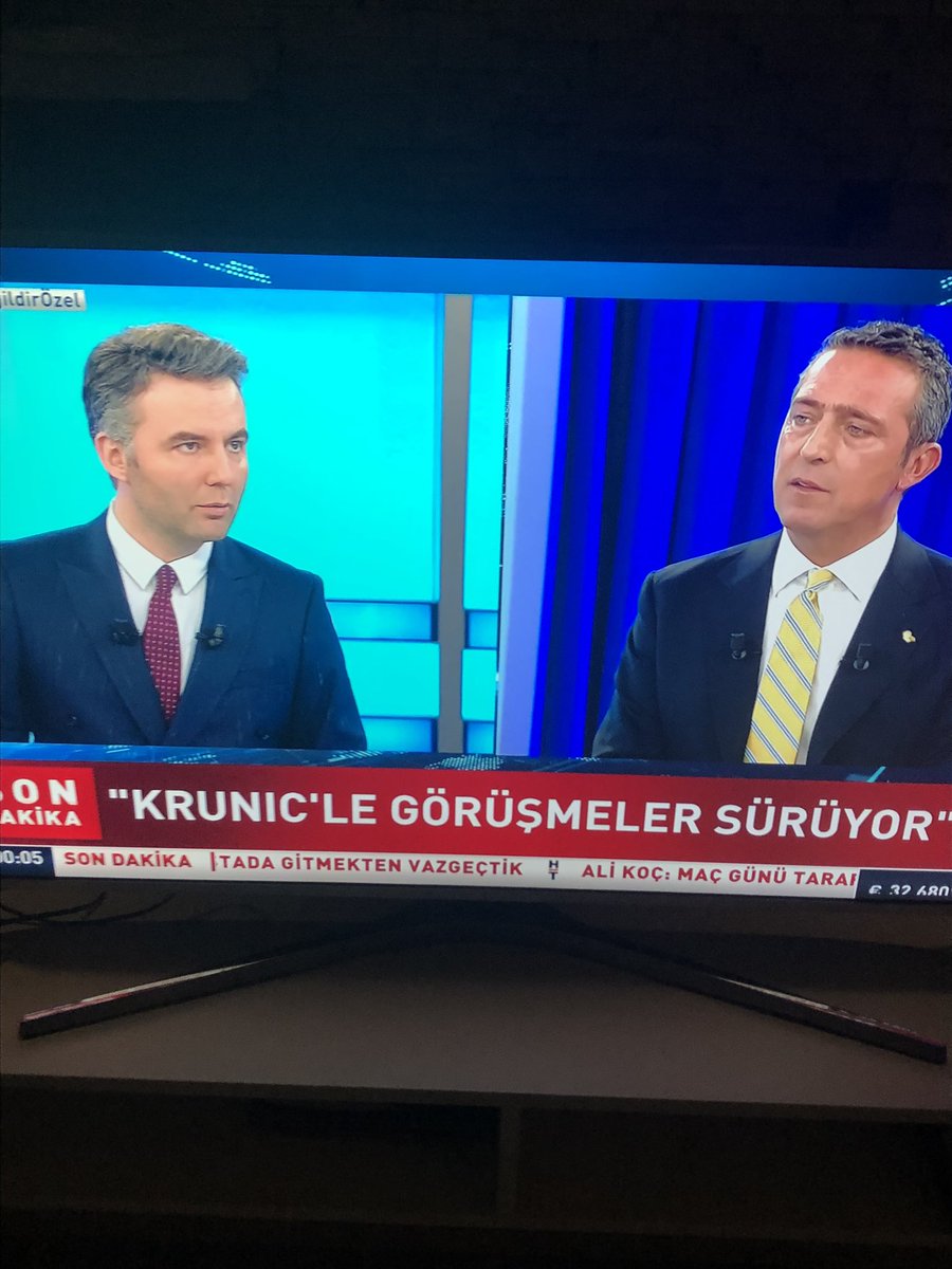 mesutuyan60's tweet photo. Mehmet akif Ersoy normalde parıldardı diğer konukların yanında ali Koç konuk olunca tam tersi olmuş 😀 @ersoyakif1 @AliYiIdirimKOC #GalatasaraySK #Fenerbahce https://t.co/hQRByZJN1z
