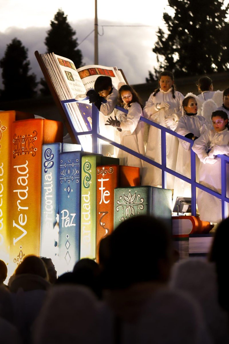 Hoy hemos vivido la magia de la Cabalgata de Reyes de Madrid desde dentro. Desde la carroza del #CEU. Un sueño hecho realidad para muchos de los que han podido acompañarnos en esta tarde tan especial.

¡Feliz Noche de Reyes! 👑👑👑

#CEUTalksCabalgata